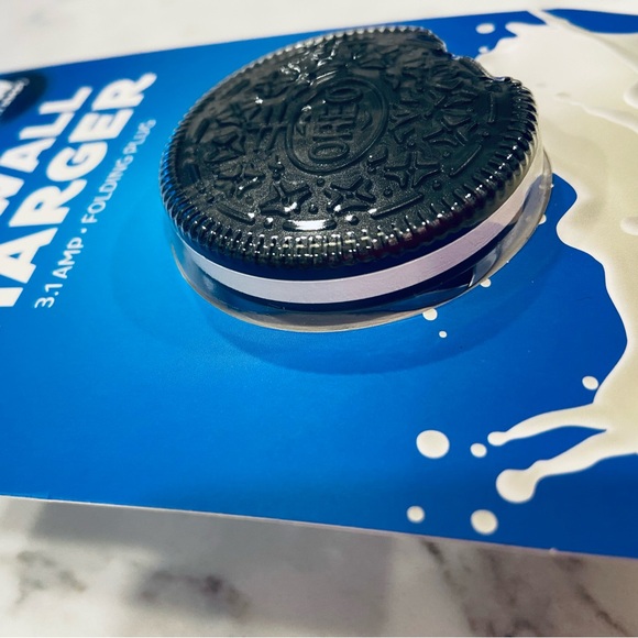 NWT! USB Wall charger with Oreo cookie shape. - Picture 7 of 7